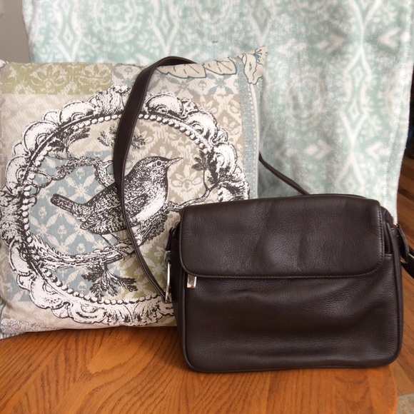 Chic Crossbody Soft Mid-Size Leather Bag - Picture 3 of 8